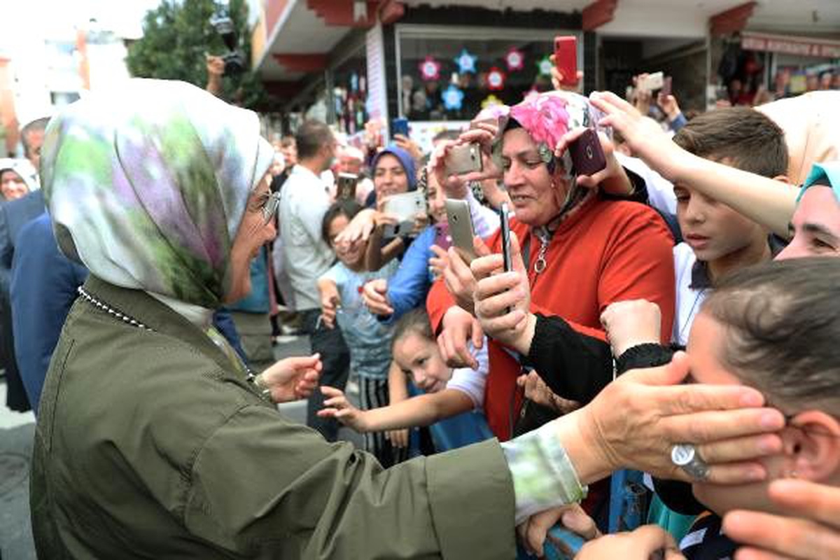 Emine erdoğan, esenler\'de öğrencilere atıktan üretilen defter dağıttı