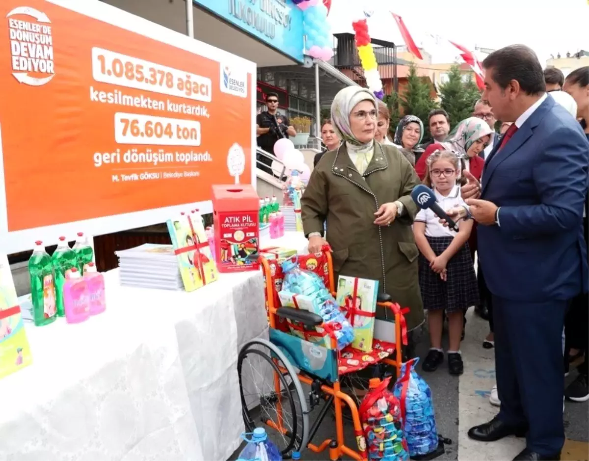 Emine Erdoğan öğrencilere geri dönüşümden elde edilen defterleri dağıttı