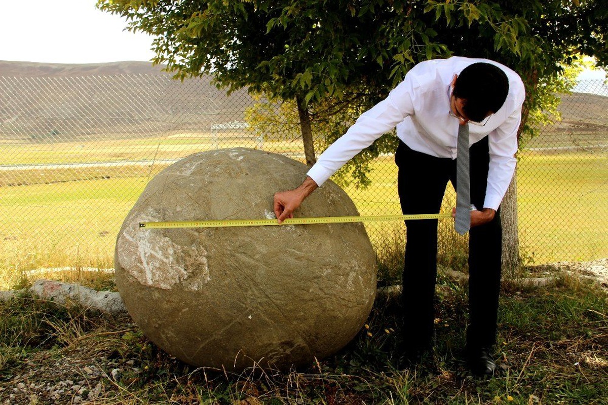 Erzurum\'da Moğollardan kalma 2 ton ağırlığında mancınık güllesi bulundu
