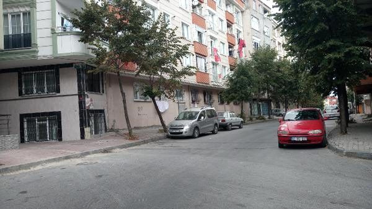 Esenyurt\'ta 6 yaşındaki çocuk silahla oynarken kendini vurdu