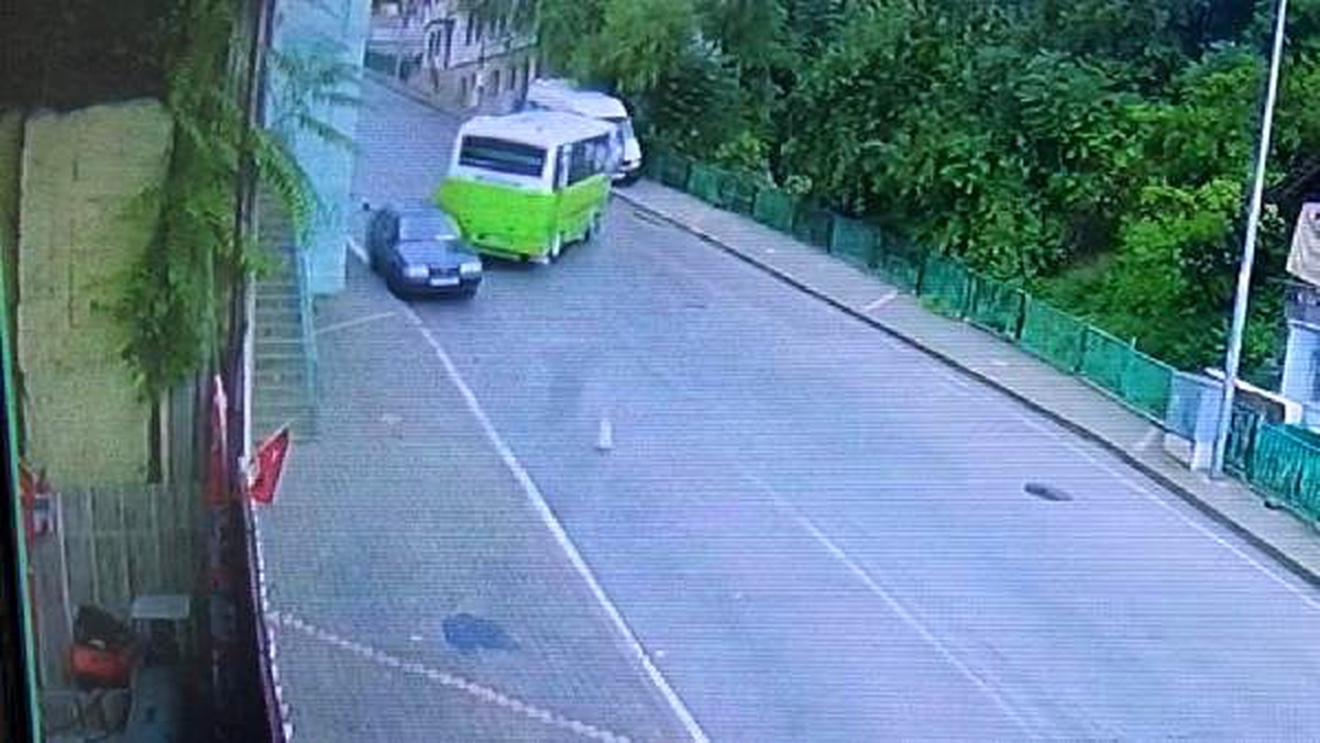 Halk otobüsünün otomobile çarpma anı kameraya yansıdı