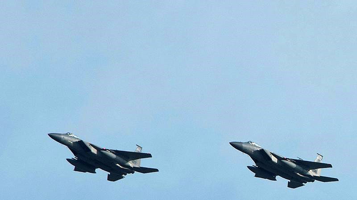 İki paraşütçü Amerikan F-15 uçaklarıyla burun buruna geldi