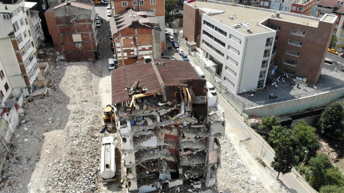 Kağıthane\'de riskli binaların yıkımı havadan görüntülendi