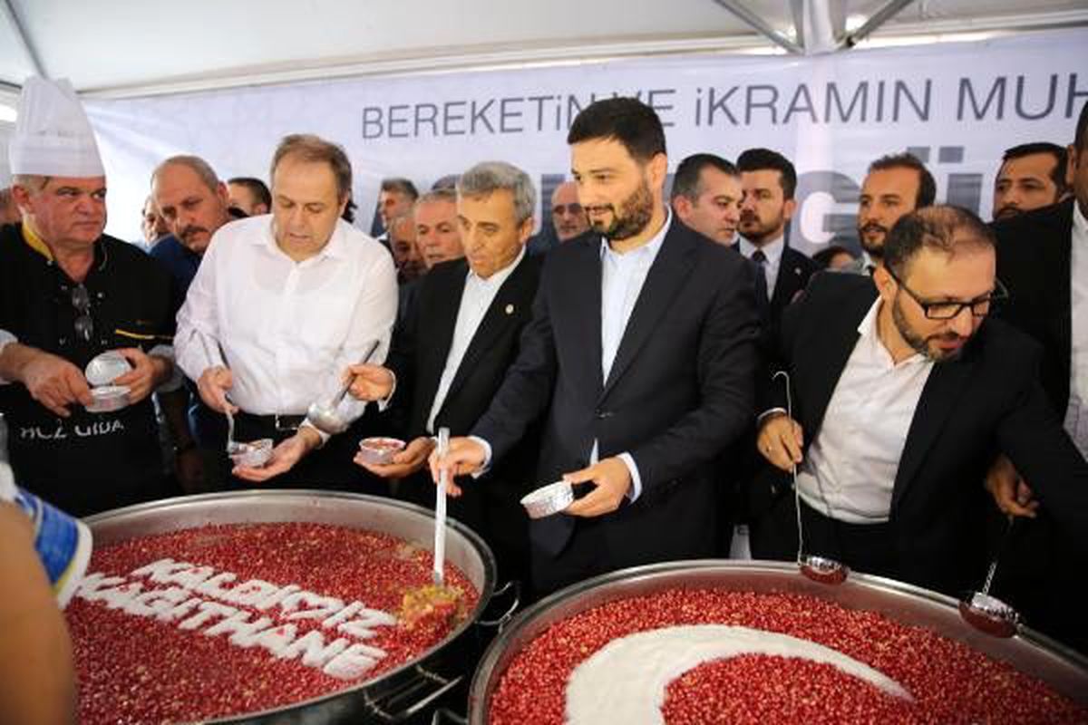 Kağıthaneli vatandaşlar aşure bereketini birlikte paylaştı