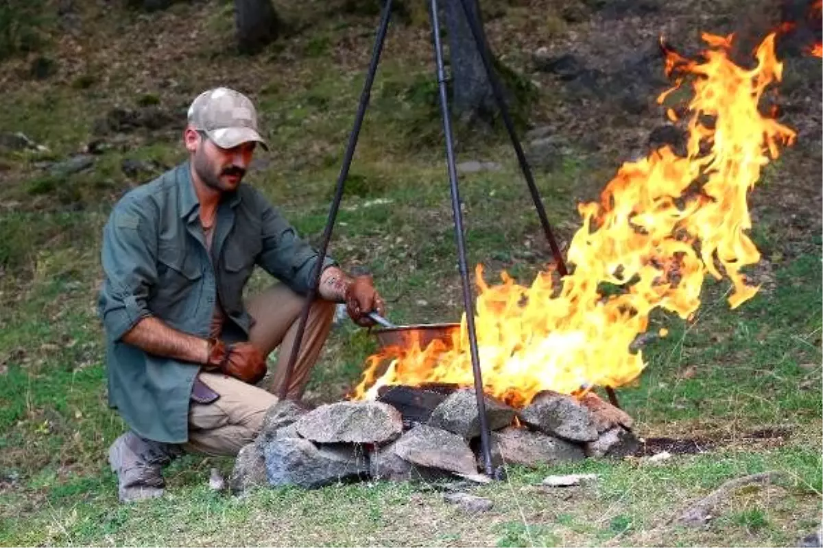 Kamp yaptığı her yere fidan dikiyor