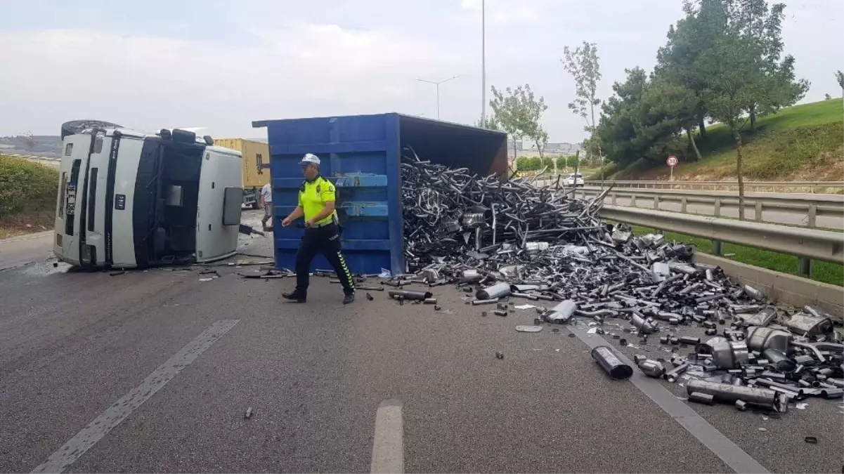 Kamyon devrildi, karayolu egzoz borusu doldu