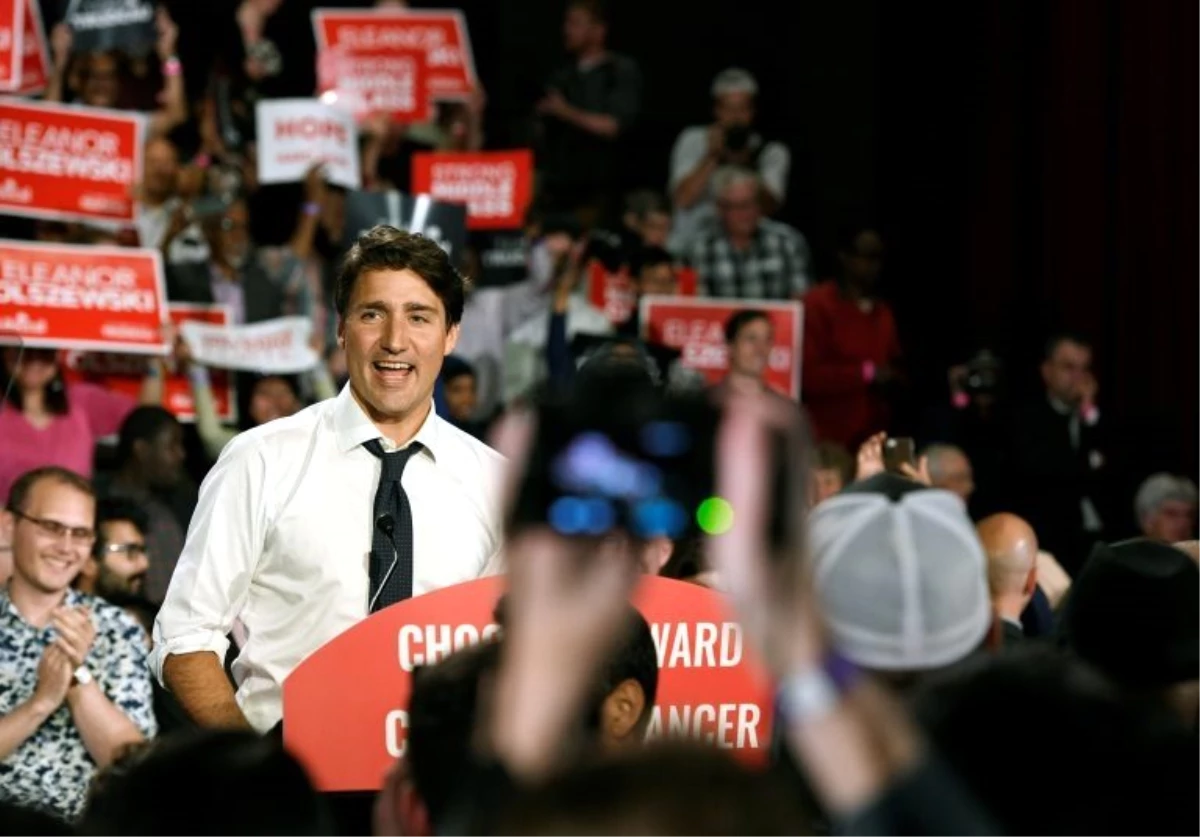 Kanada Başbakanı Trudeau\'nun seçim uçağına gazetecileri taşıyan otobüs çarptı