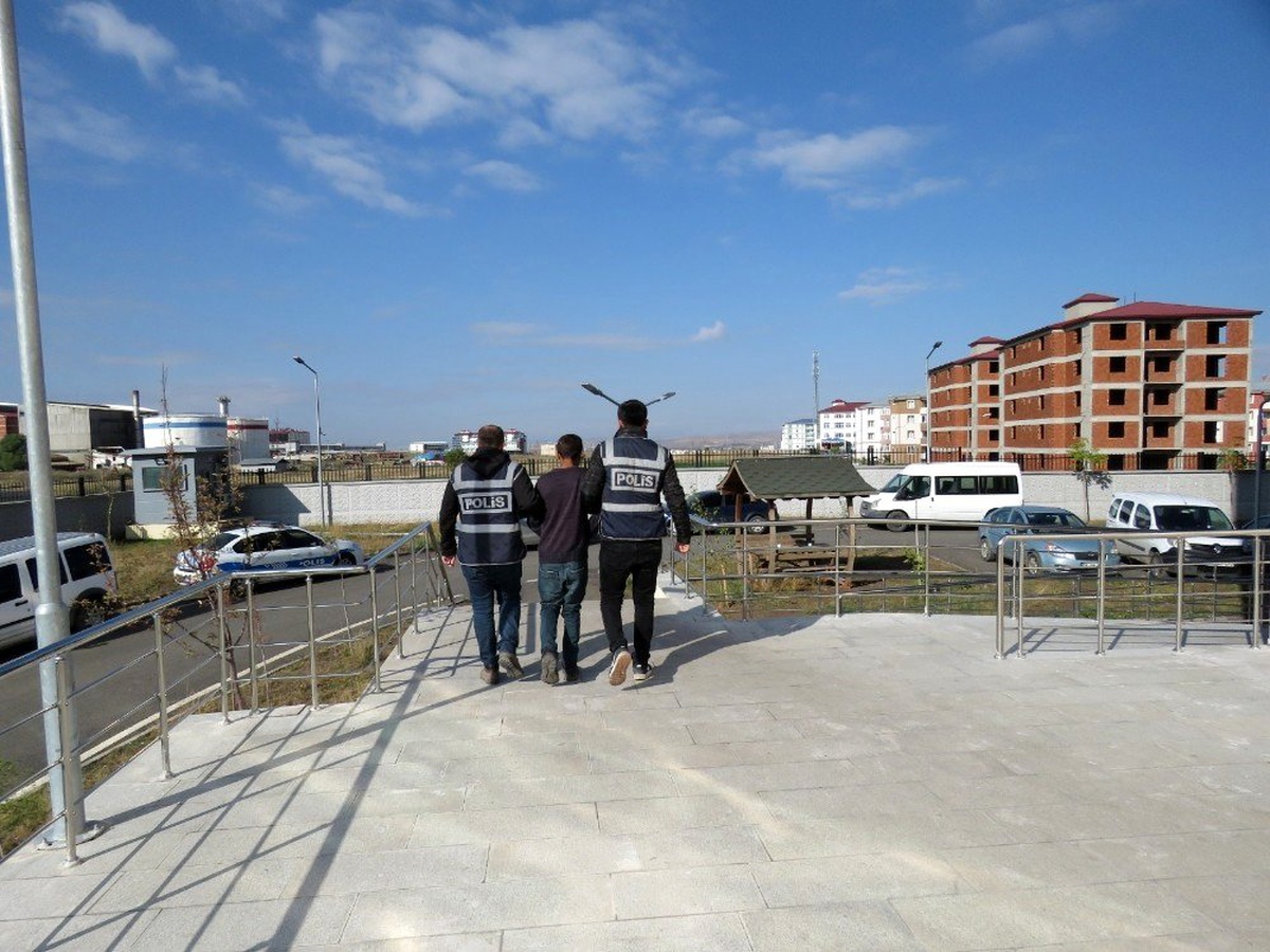 Kars\'ta işyeri hırsızı yakayı ele verdi