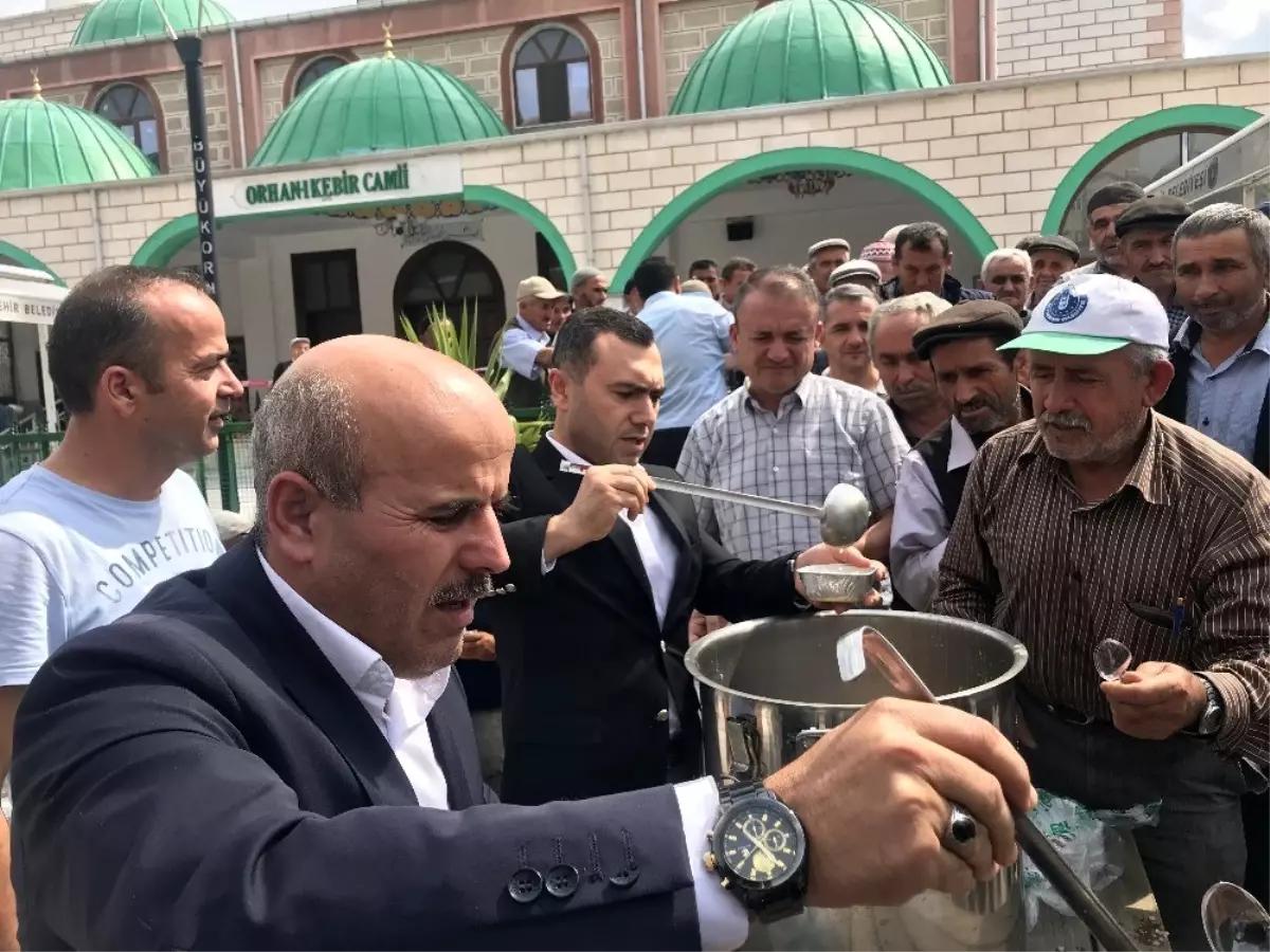 Kaymakam Arslan ve Başkan Korkmaz aşure dağıttı