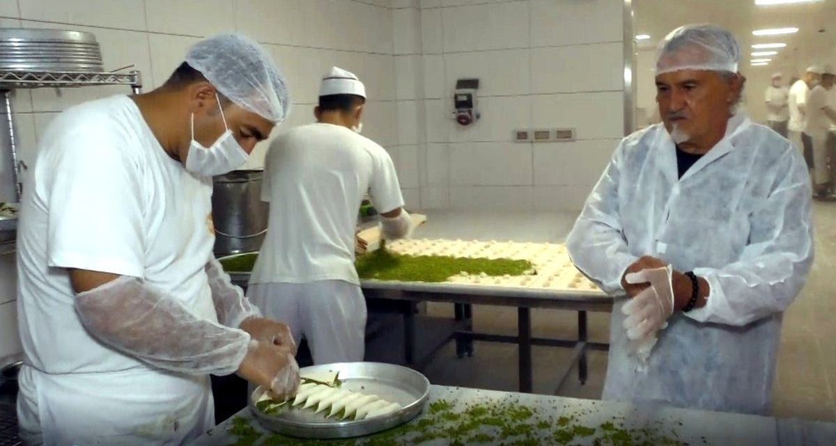 Kralların pastacısı şöbiyet tatlısı yaptı