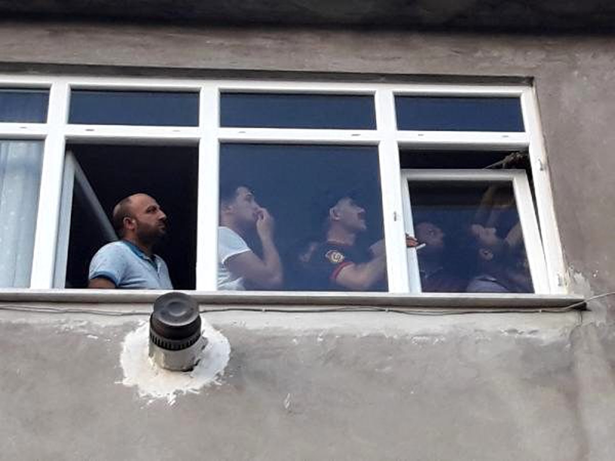 Küçük mustafa\'nın parmağı pencerenin menteşesine sıkıştı