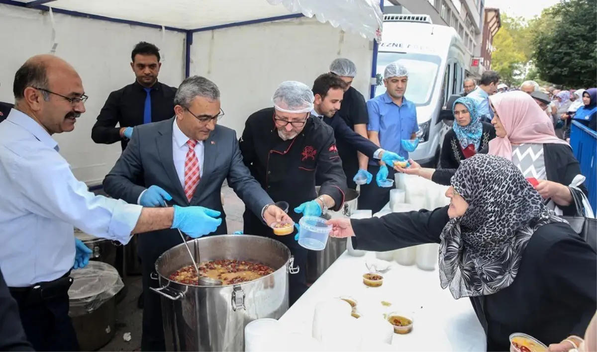 Kütahya Belediyesi halka aşure dağıttı