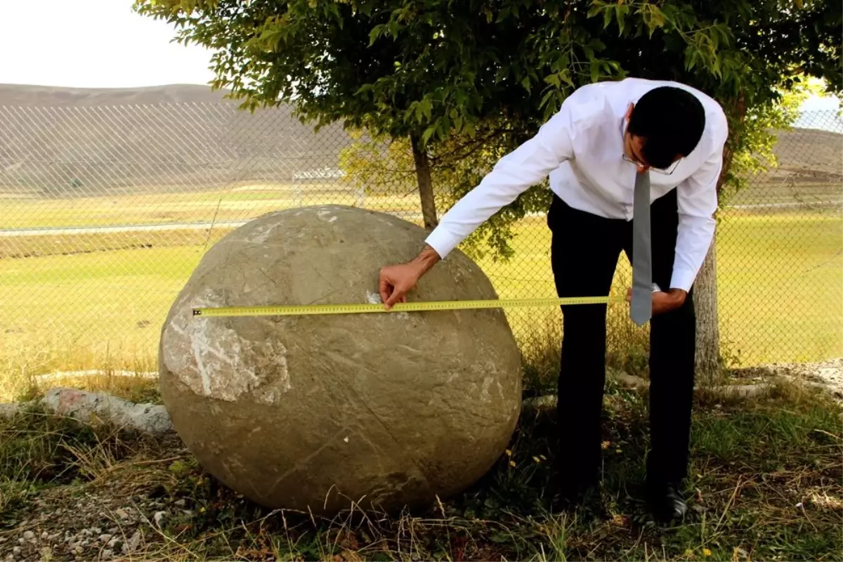 Moğollardan kalma 2 ton ağırlığında mancınık güllesi bulundu