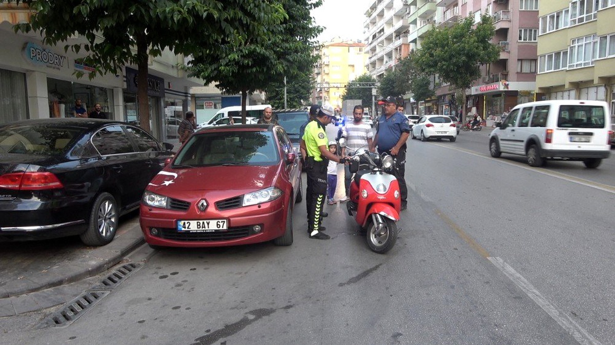 Motosikletin savrulup park halindeki araca çarpması güvenlik kamerasında