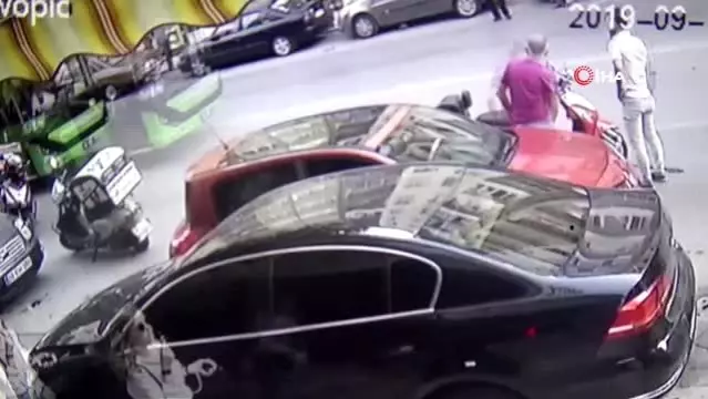 Diyarbakir Da Suratle Gelen Otomobil Park Halindeki Araca Carpti Video Galeri Ilke Haber Ajansi Ilkha