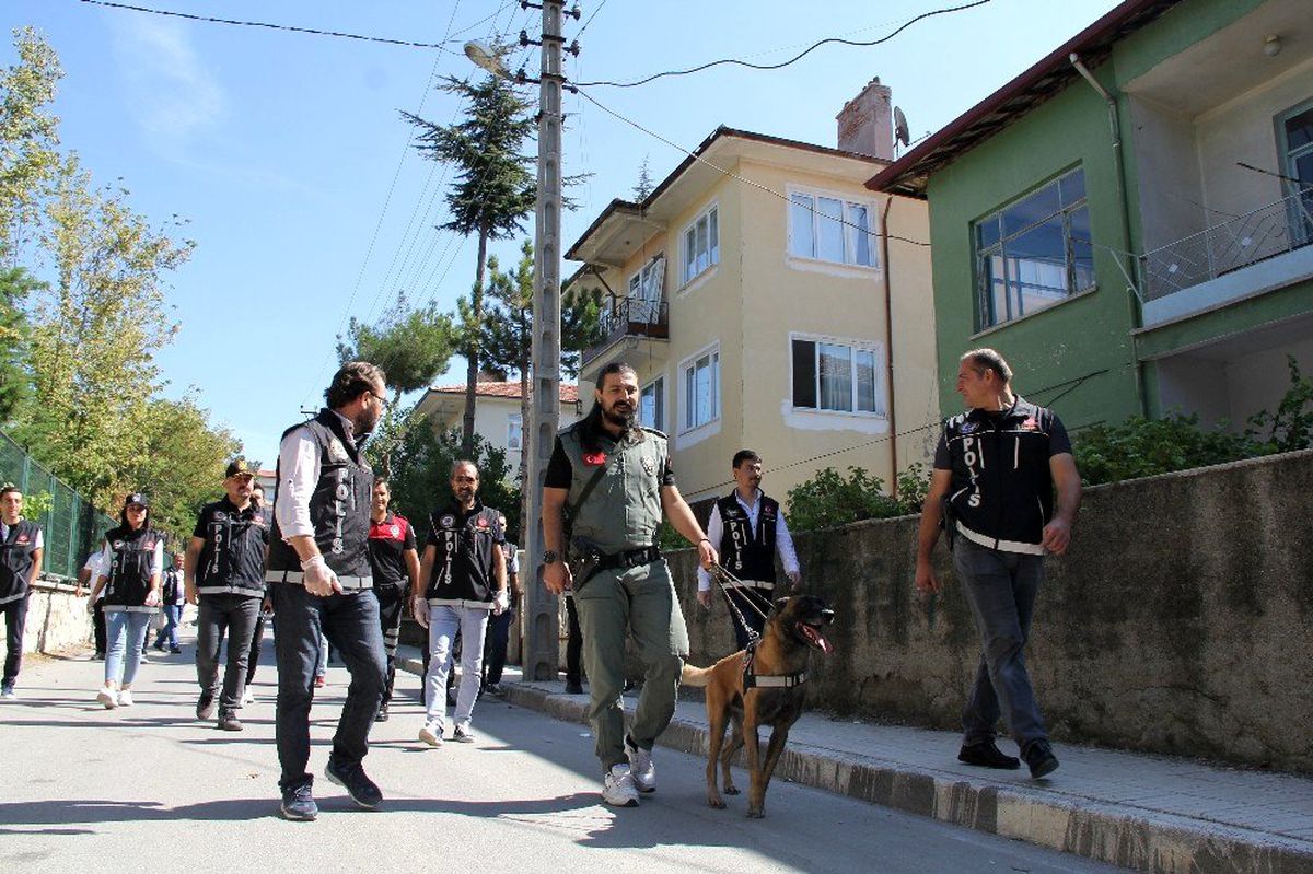 Narkotimlerden okul önlerinde sıkı denetim