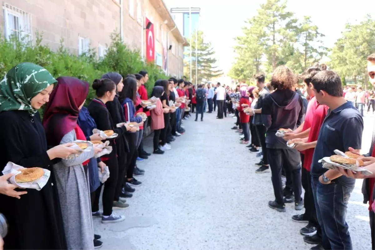 Nevşehir\'de Anadolu Lisesi 9.sınıf öğrencilerine simit ikram edildi