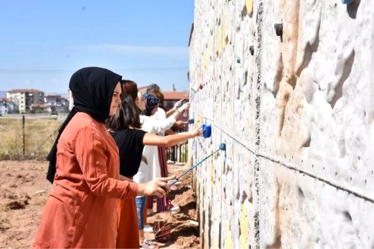 Öğretmenler, okulun 300 metrelik duvarını boyadı