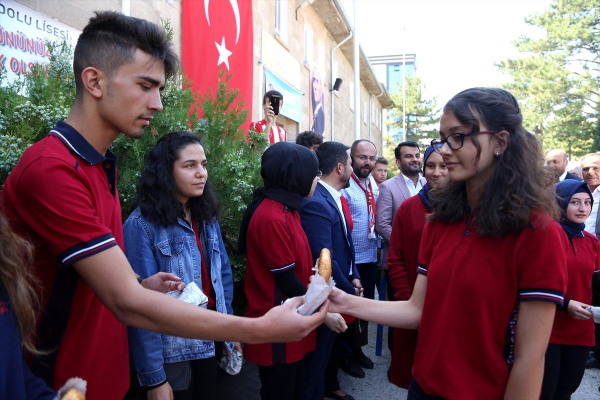Okula yeni başlayan öğrencilere simit ve aşure ikramı