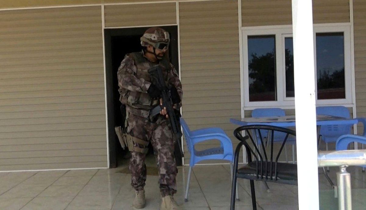 Özel harekat polislerinden kaçak akaryakıt operasyonu