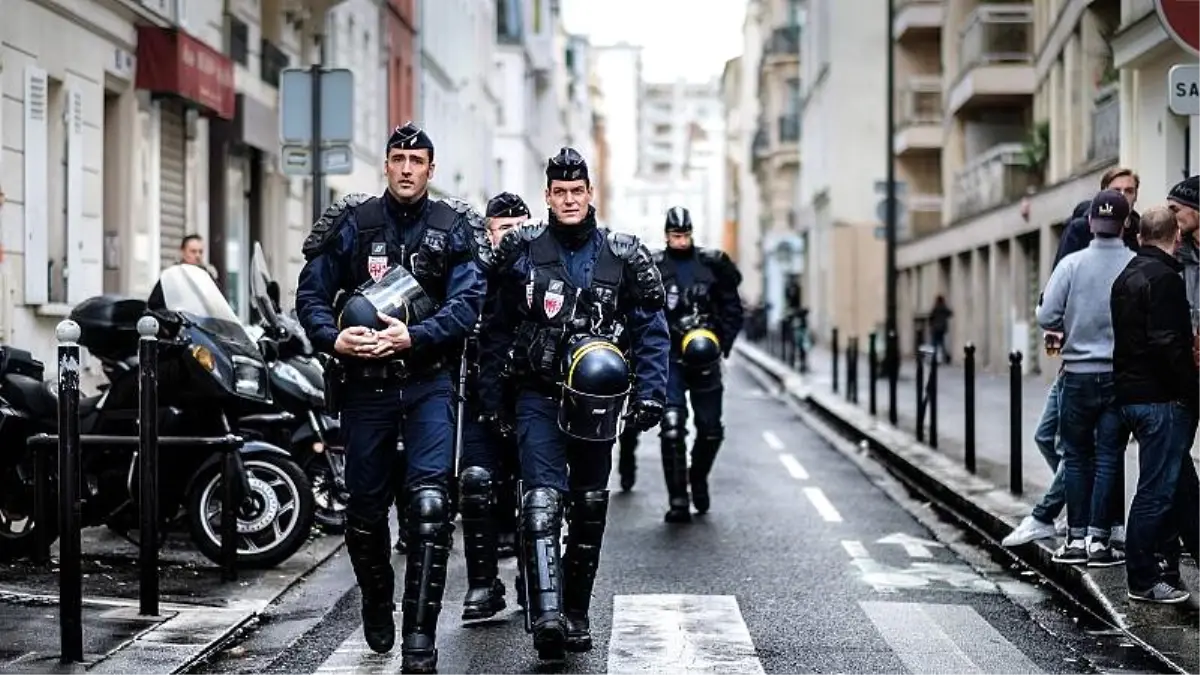 Paris\'te polis vatandaşa sokak ortasında dayak attı