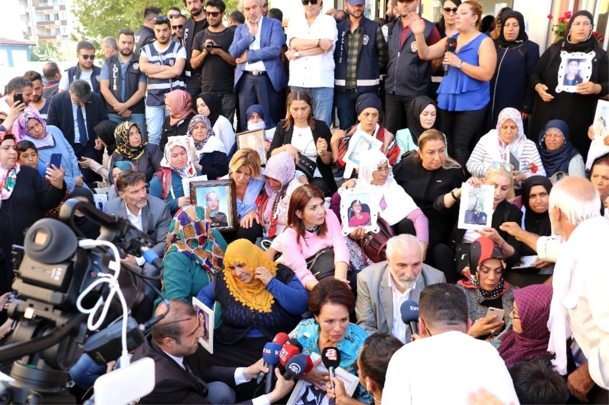 Sanat camiasından ailelerin HDP önündeki eylemine destek