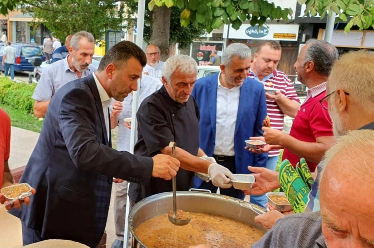 Sapanca Belediyesi aşure dağıttı