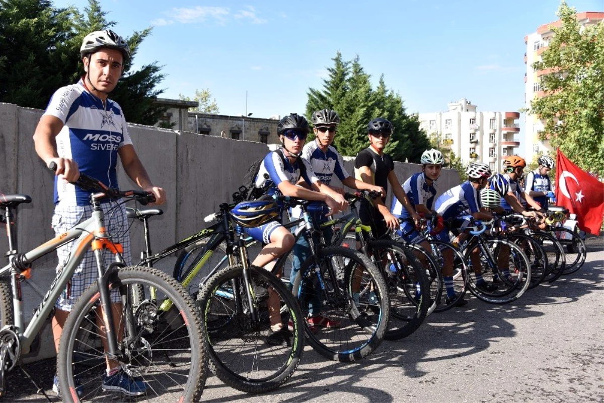 Şehit polisi anmak için 35 kilometre pedal çevirdiler