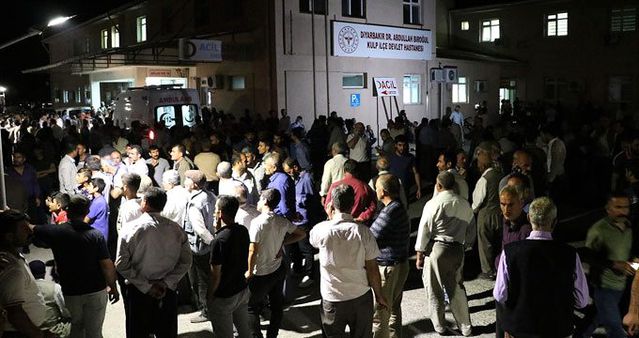 Diyarbakır'daki sivillere yönelik terör saldırısı: HDP ilçe başkanı gözaltında Diyarbakır'daki sivillere yönelik terör saldırısı: HDP ilçe başkanı gözaltında