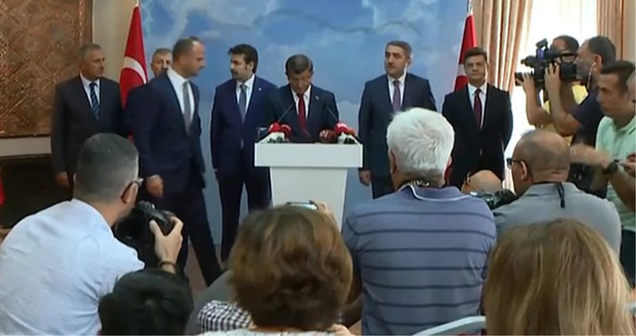 Eski Başbakan Davutoğlu, AK Parti\'den istifa etti