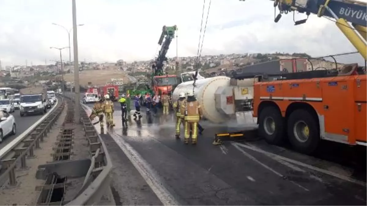 Tem otoyolu\'nda oksijen yüklü tanker devrildi: 1 yaralı