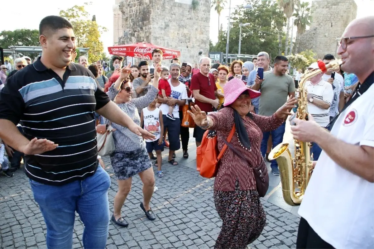 Turistler şehrin merkezinde erik dalı oynadı