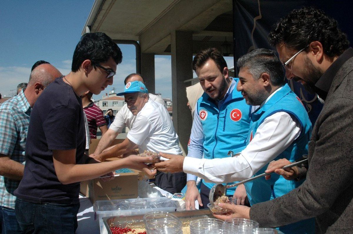 Türk Diyanet Vakfından aşure ikramı