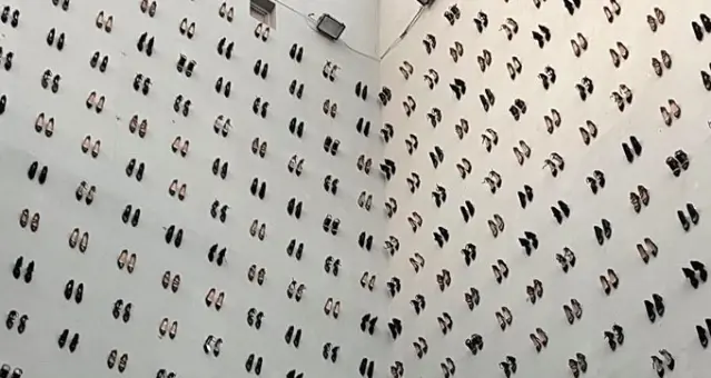 Kadın cinayetlerine dikkat çekmek için duvara asılan ayakkabıyı almaya çalışan bir kişi yakalandı Kadın cinayetlerine dikkat çekmek için duvara asılan ayakkabıyı almaya çalışan bir kişi yakalandı
