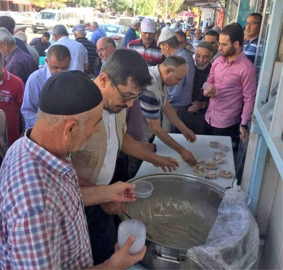 Vatandaşlara aşure ikramı