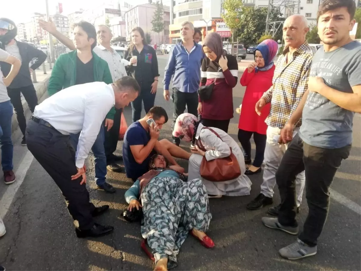 Yaralı kadın hastaneye götürülürken ikinci kazadan kıl payı kurtuldu