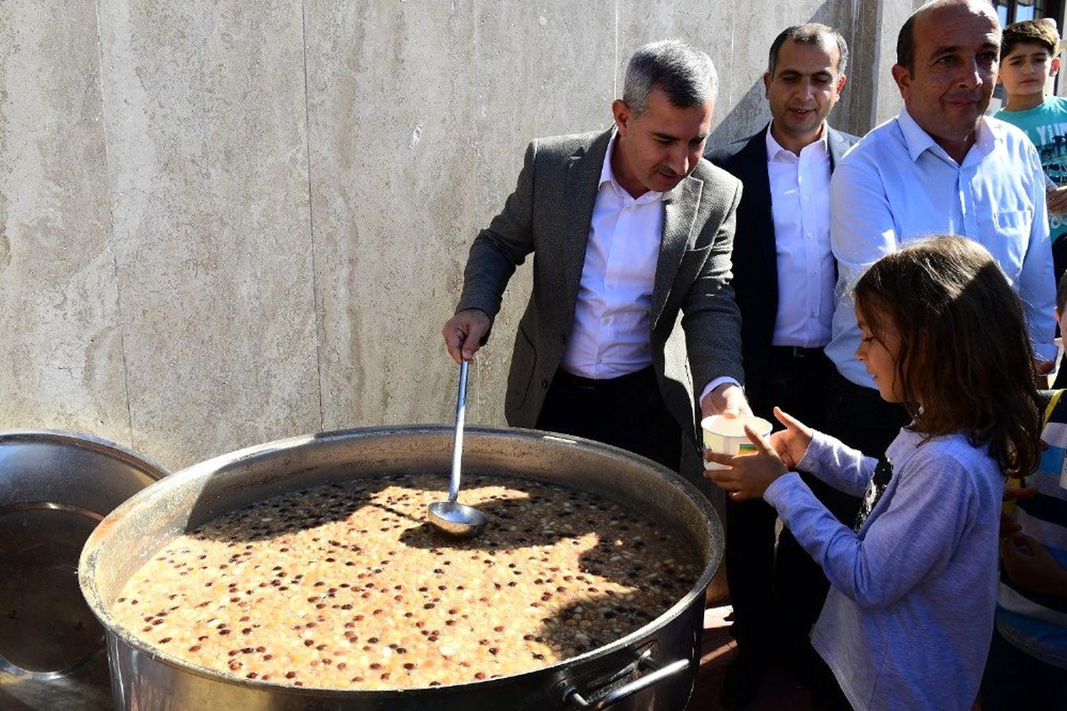 Yeşilyurt Belediyesi\'nden Aşure ikramı