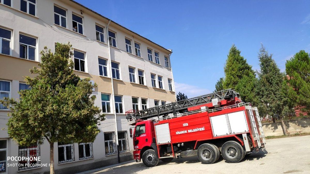 Yuvasında asılı kalan baykuşu itfaiye kurtardı