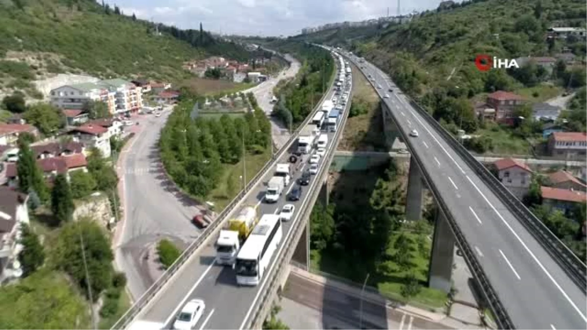 4 araç birbirine girdi, TEM Otoyolu\'nda 7 kilometre araç kuyruğu oluştu.