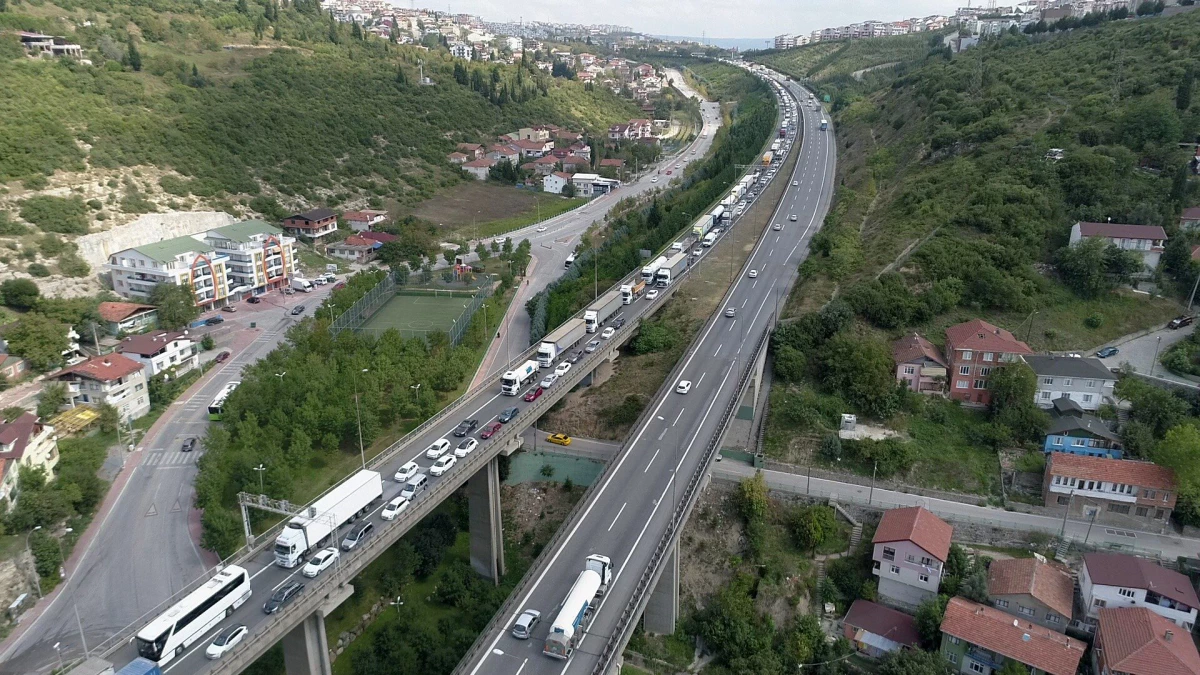 4 araç birbirine girdi, TEM otoyolunda 7 kilometre araç kuyruk oluştu