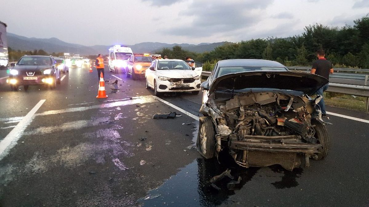 4 aracın karıştığı trafik kazasında 2 kişi yaralandı
