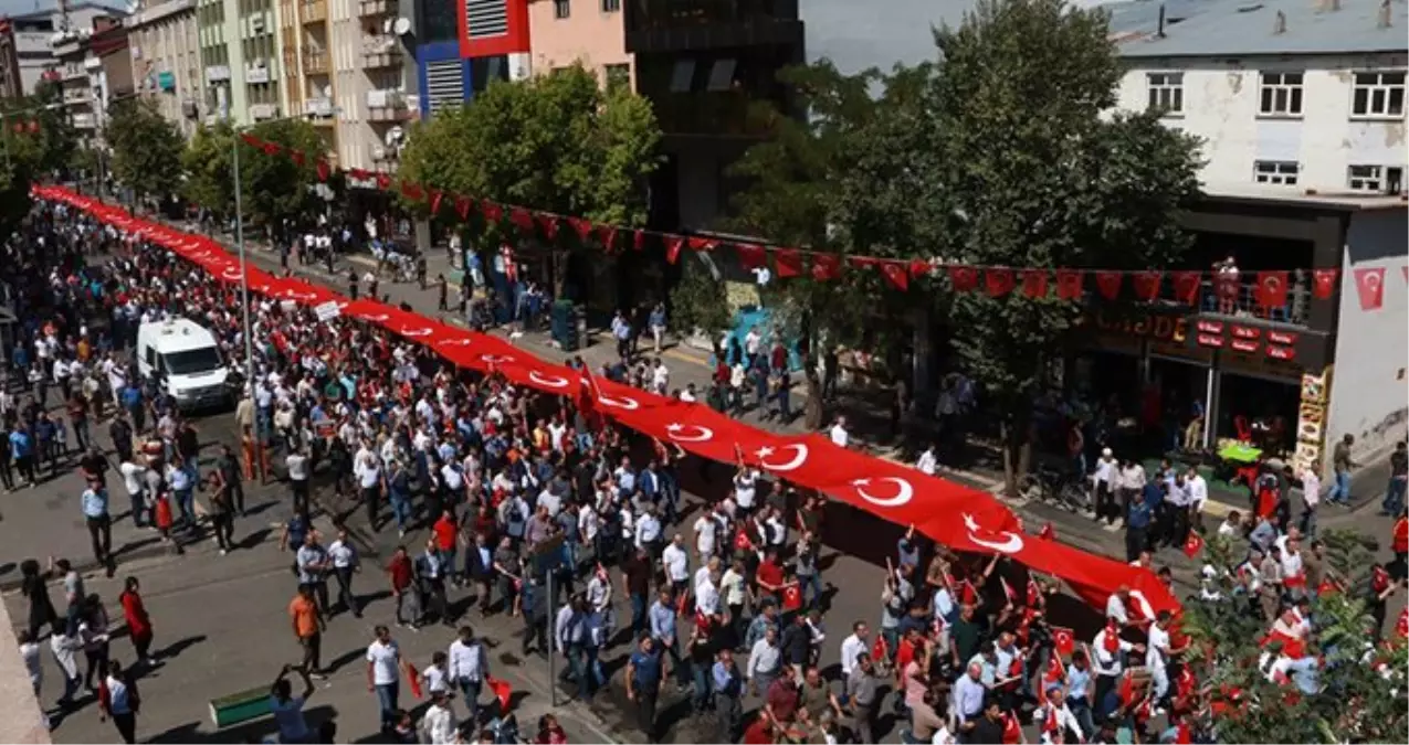 12 ilde binlerce yurttaş PKK\'nın hain saldırısını kınamak için sokaklara döküldü