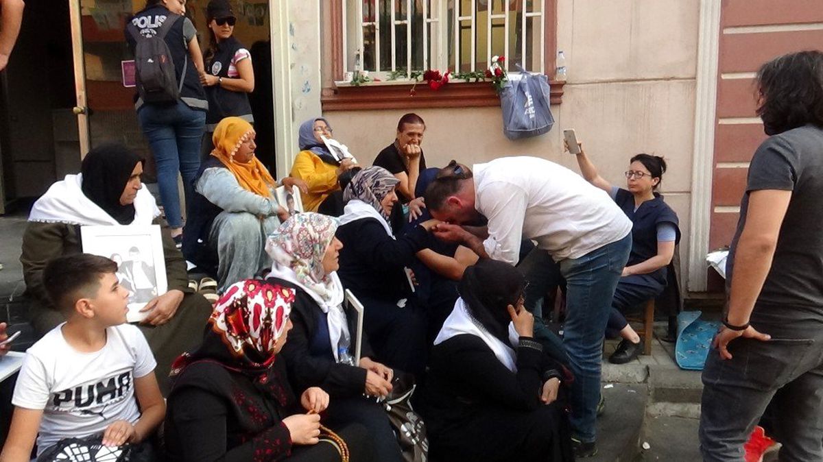 Asker Sedat Sorgun\'un arkadaşları da oturma eylemine desteğe geldi