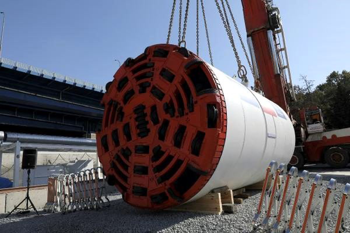Ayvalıdere yağmur suyu tüneli\'ne tünel açma makinesi indirildi