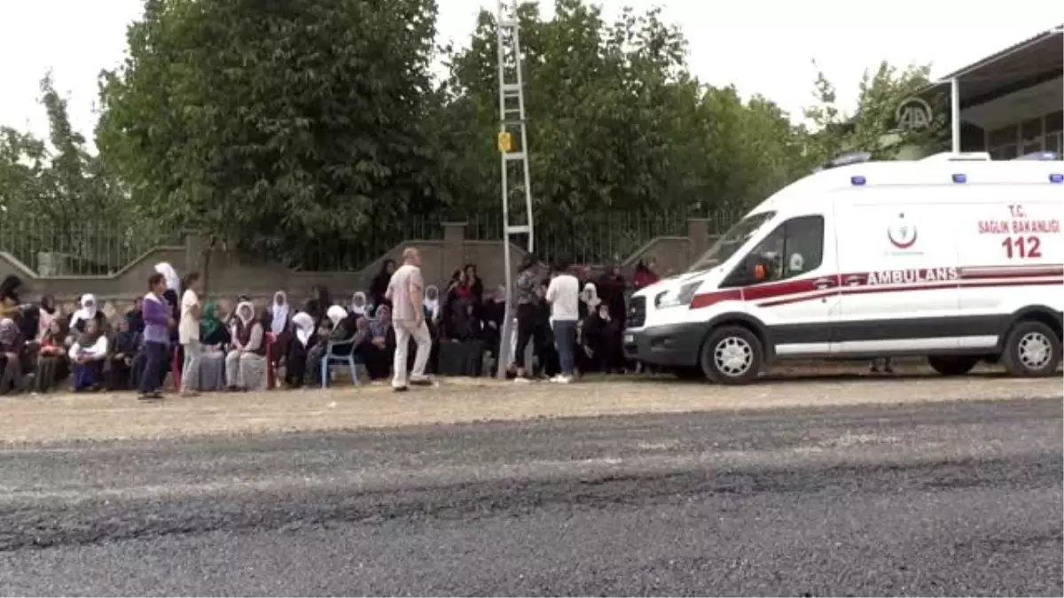 Babasıyla aynı kaderi paylaşan şehit güvenlik korucusu toprağa verildi