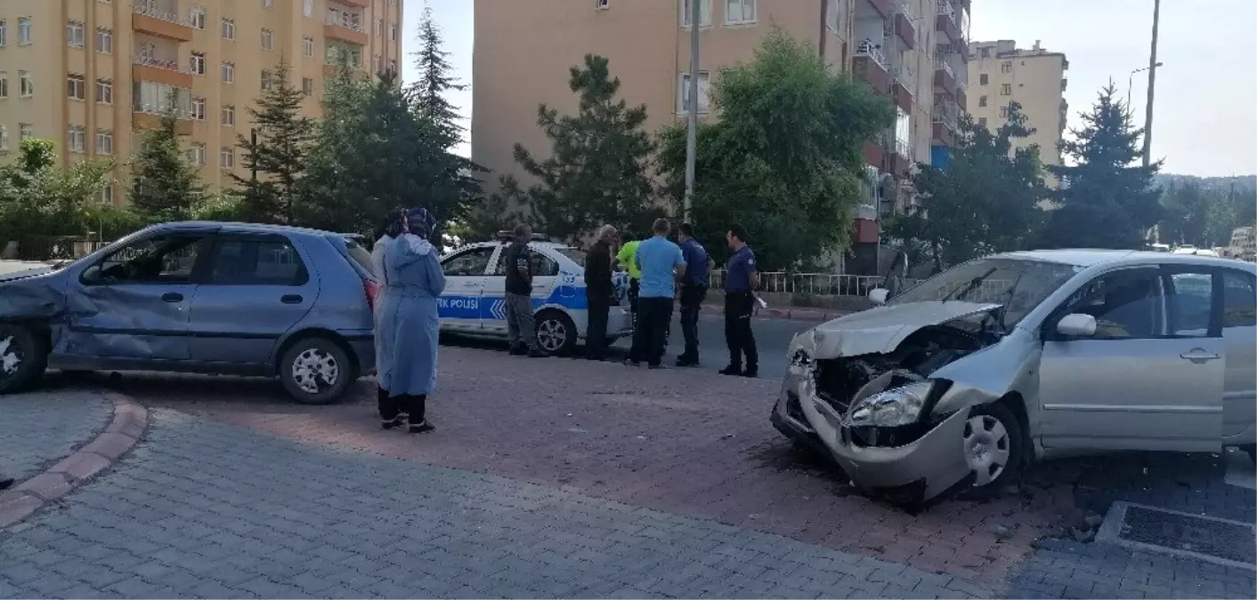 Çarpışan otomobiller kaldırıma çıktı: 2 yaralı