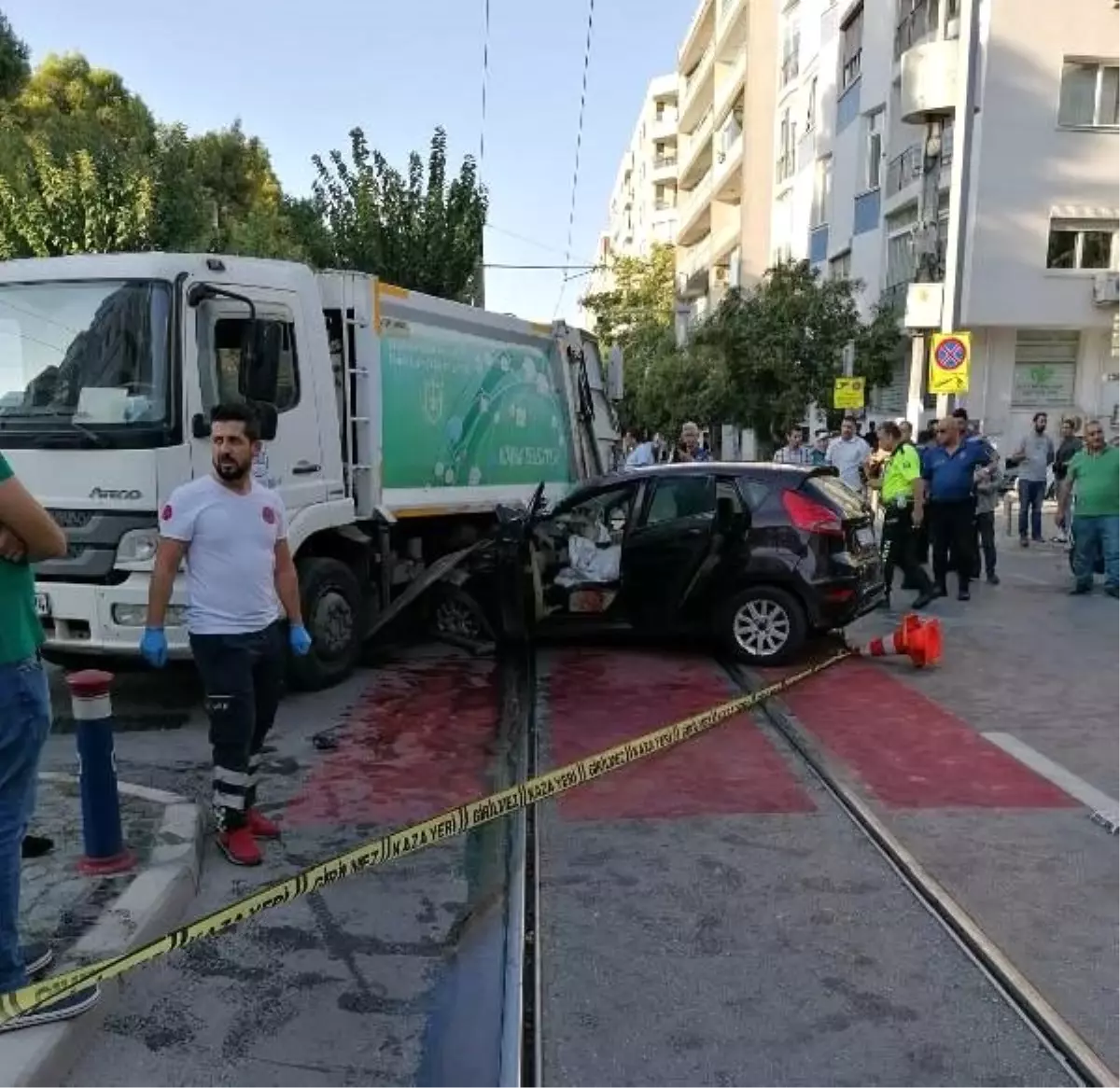 Çöp kamyonuna çarpan otomobildeki 2 kişi öldü