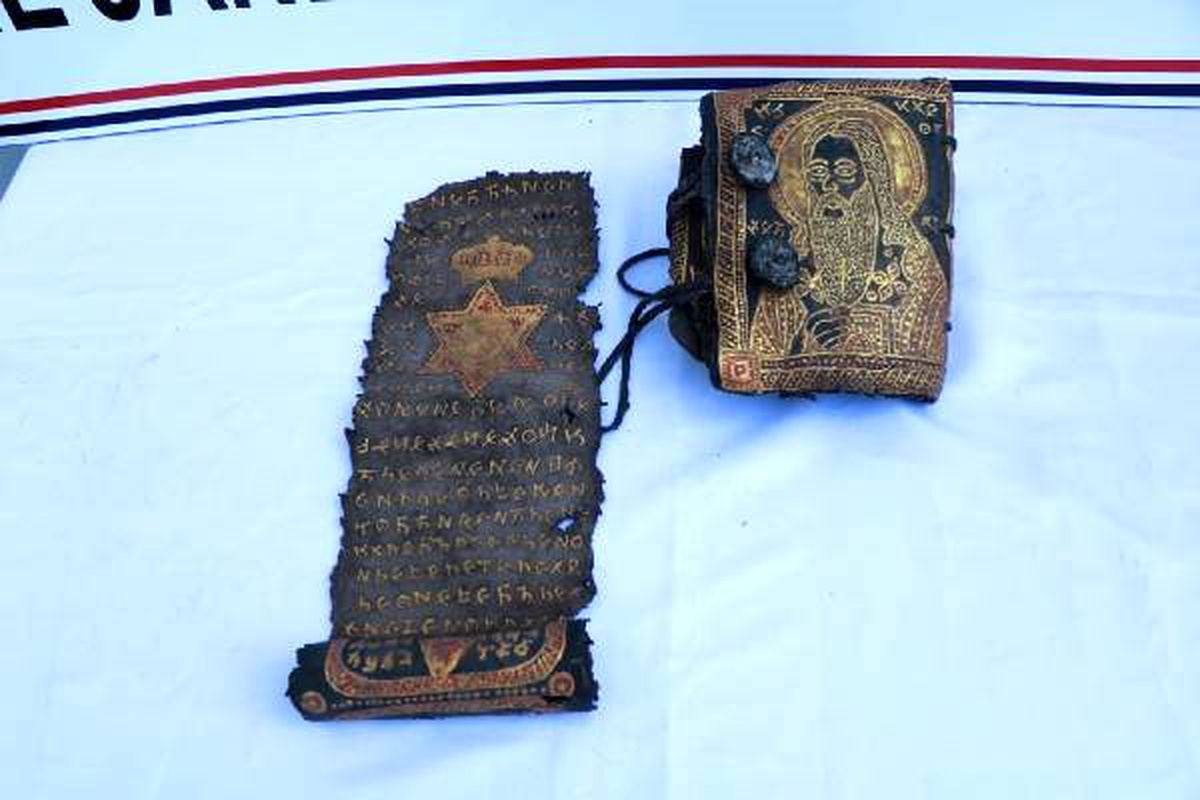 Diyarbakır\'da altın yazmalı incil ve ibranice işlemeli ferman ele geçirildi