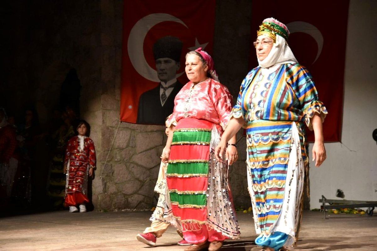 Edremit\'te renkli defile