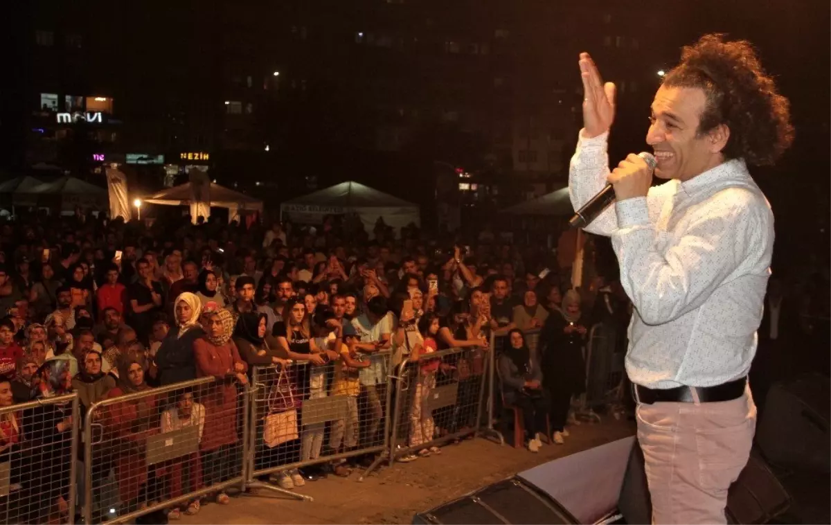 Elazığ\'ın meşhur Salçalı Köfte Festivali\'nde Oğuz Aksaç sahne aldı